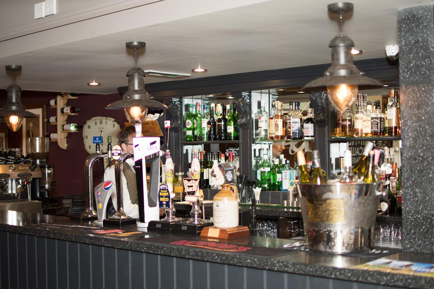 dewdropinn-bar26.jpg